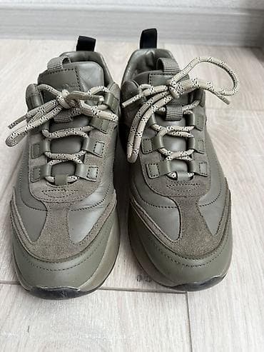 nike react: Женская обувь цвет хаки
В хорошем состоянии
38-38,5 размер — 1