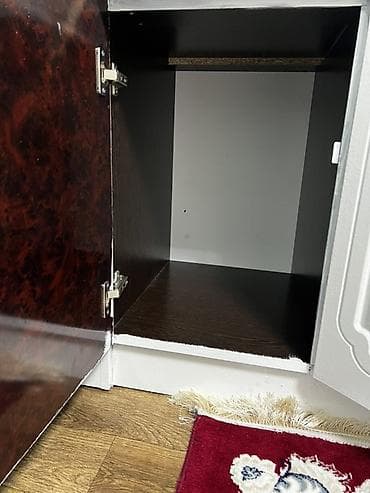 шкаф с зеркалом: Тумба с распашными дверцами в классическом стиле - Материал: ЛДСП/МДФ — 2