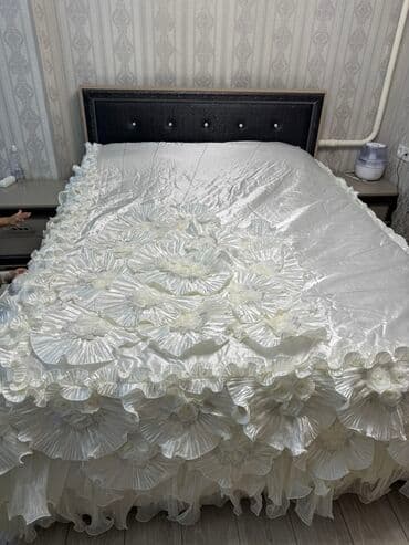 защитный барьер на кровать: Покрывало для кровати белого цвета с декоративными цветочными — 2