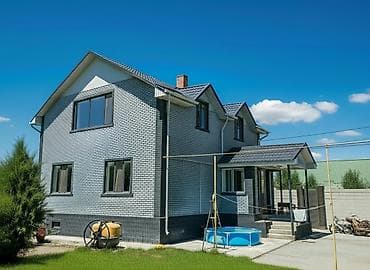 Двухэтажный жилой дом с современным дизайном, выполненный из кирпича at lalafo.kg Двухэтажный жилой дом с современным дизайном, выполненный из кирпича