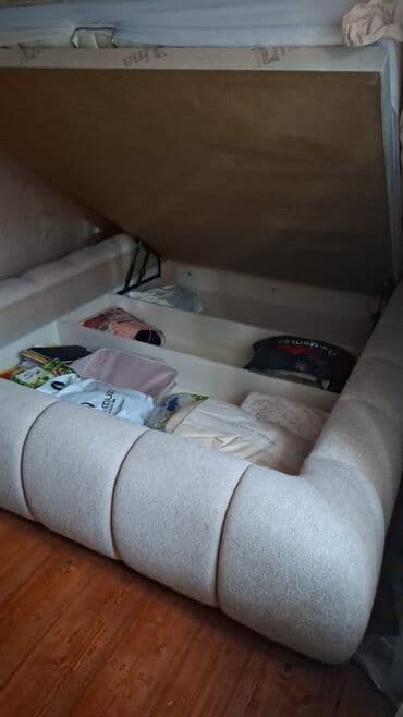 двухспальный бу: Мягкая интерьерная кровать с высоким вертикально секционным изголовьем — 4