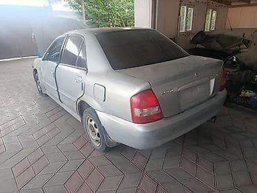 Унаа сатуу: Mazda 323: 2002 г., 1.6 л, Кол менен иштөөчү, Бензин, Седан — 1