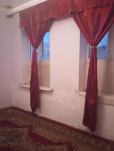 Дом с двором - Одноэтажный кирпичный дом с двускатной крышей из