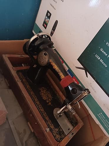 xbox 360 freeboot: Механическая швейная машина с ручным приводом на столике-основании — 1