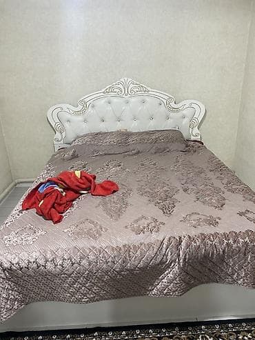 тумбочка зеркала: Спальный гарнитур в классическом стиле с золотым декором Состав — 3