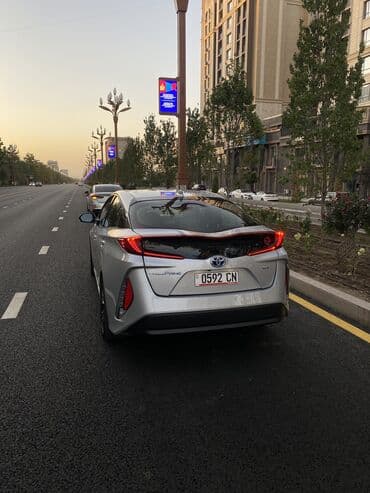 авто заратка: Toyota Prius: 2020 г., 1.8 л, Вариатор, Гибрид, Седан — 6