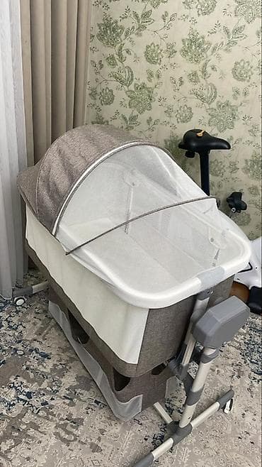 бешик бала: Балдар үчүн кошумча коюлган керебет, Колдонулган, Дөңгөлөктүү, түсү - Саргыч боз — 1