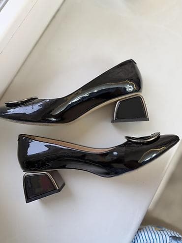 Киреге берилүүчү кийимдер: Лодочки из чёрного лакированного материала с акцентной фурнитурой на — 3