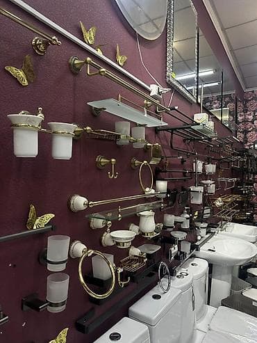 Набор аксессуаров для ванной комнаты — настенные держатели и полки -