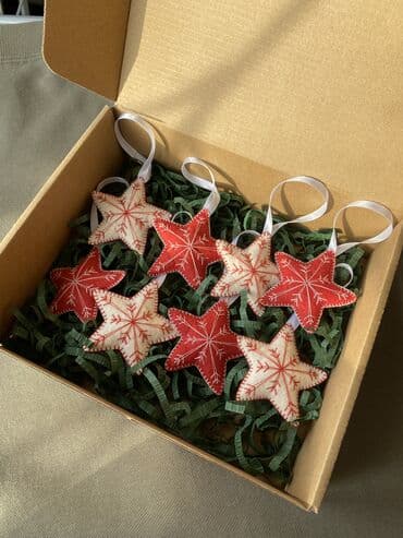 белая ёлка: Искусственная ёлка на металлической подставке.🎁При покупке в подарок — 2