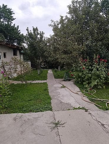 продом дом: Навес/веранда у дома - Просторный навес на опорах, примыкает к стене — 10