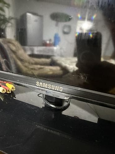 hoco dss03: Телевизор Samsung с плоским экраном (примерно 24–27"), на настольной — 2