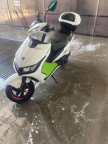 скутер пот выкуп: Скутер/мопед класса 50–125 см³ (визуально) в городском стиле, белый — 4