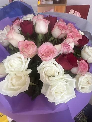 вкусные букеты: Букет из роз «Нежность микс» - Состав: розы трёх оттенков — белые — 1