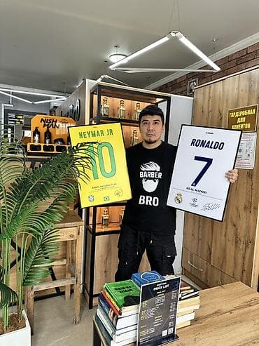 брендирование пакетов: Постеры в рамах с футбольной символикой - Оба постера в тонких черных — 5