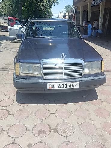 1990: Mercedes-Benz W124: 1990 г., Седан — 1