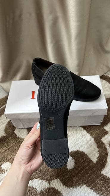 Женская обувь: Классические женские туфли-лоферы черного цвета на невысоком — 6