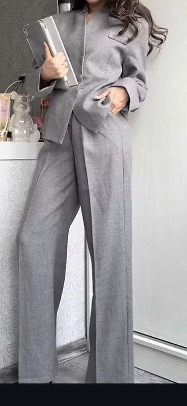 Женские костюмы — два варианта 1) Серый брючный костюм: - Прямые