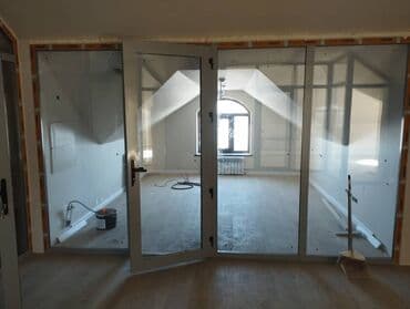 полировка панели: Стеклянная перегородка с дверью, выполненная в светлых тонах. Идеально — 1