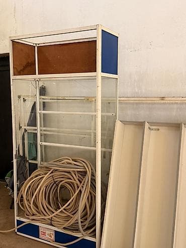 Торговое оборудование для магазина Комплект включает: - Стеклянные