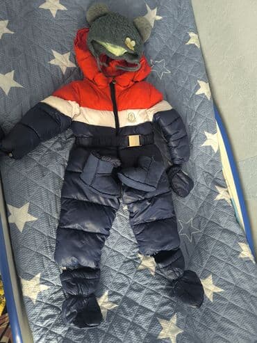 детские комбинезоны зимние на 1 год: Зимний комбинезон.Размер до года .Фирма MONCLER.Внутри флис.В подарок — 1