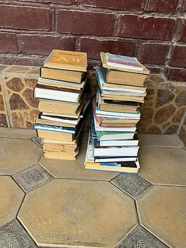 Продаю стопку книг в хорошем состоянии