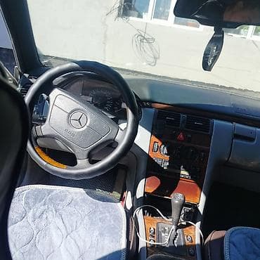 Mercedes-Benz — интерьер салона с классической компоновкой и