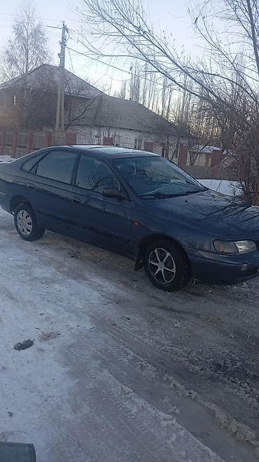 Toyota Carina E: 1995 г., Седан