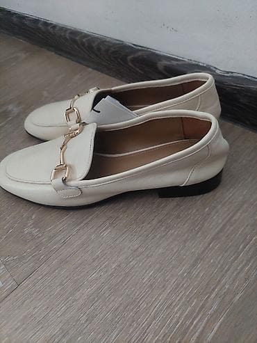 Жеке буюмдар: Женская обувь — 2 пары. 1) Лоферы молочного цвета: - классическая — 1