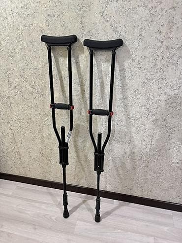 Пара подмышечных костылей, регулируемых по высоте. Характеристики: - — 4