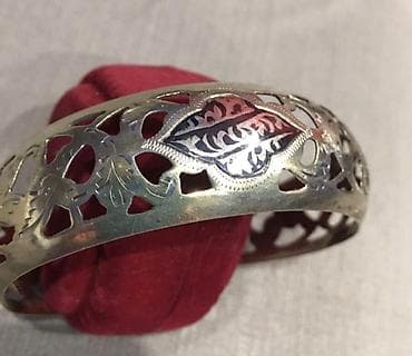 honor bend: Серебряный браслет с позолотой с ажурным орнаментом. В центре браслета — 1