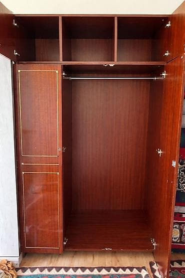 вешалка валет: Трёхдверный шкаф для одежды с антресолью - Материал: ЛДСП с отделкой — 2