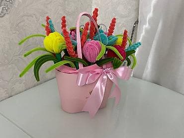 Яркая декоративная композиция из разноцветных пушистых шениловых