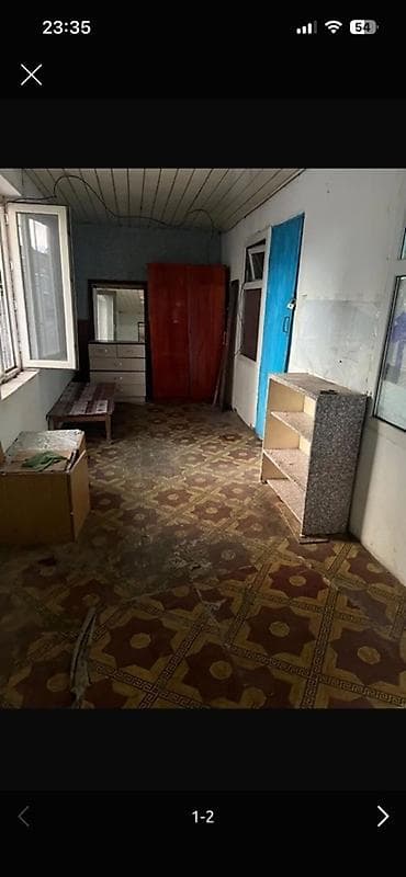 Комната/помещение в жилом доме. - Планировка: узкий продолговатый