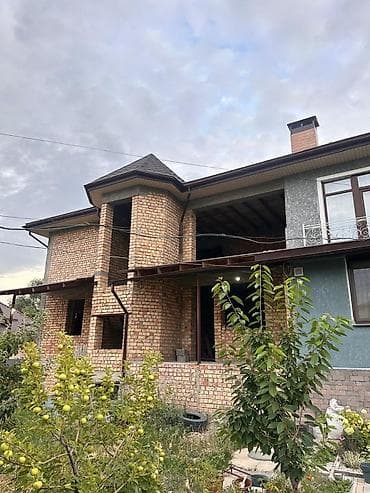 В Бишкеке продаются 2 таунхауса, участок 10 соток, три этажа, площадь