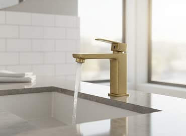 Набор смесителей для раковины в различных стилях и отделках. В