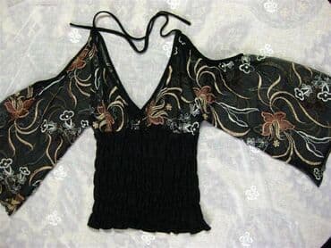 Очень красивый топ с вышивкой Привезли в подарок, но не носила. С низу