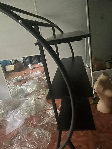 Полки.Черна и белая