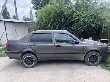 Volkswagen Vento: 1993 г., 1.8 л, Механика, Бензин, Седан at lalafo.kg Volkswagen Vento: 1993 г., 1.8 л, Механика, Бензин, Седан
