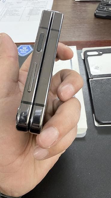 сложенное тесто: Samsung Z Flip, 256 ГБ, цвет - Черный, 2 SIM, eSIM — 6