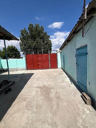 Үйлөр: Срочно продается дом в городе Токмок. Площадь дома — 102 м². Площадь — 3