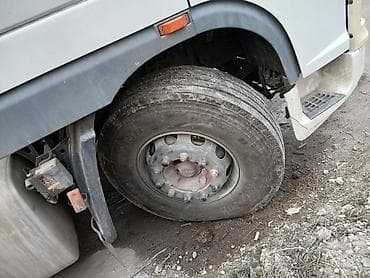 toyota corolla axio: Тягач, DAF, Тентованный — 3