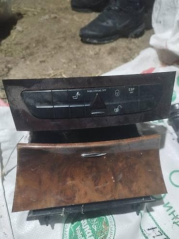 Автозапчасти: Запчасть на Мерседес 211 Фара простой правая сторона Болоки,рамки — 10