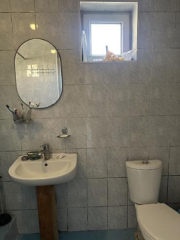 Үйлөр: 🏡 Продается 4-комнатный дом в ж/м Ак-Босого! 📐 Площадь дома: 98 м² 🌿 — 4