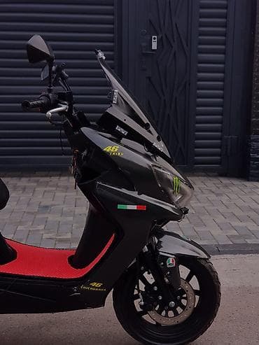 Скутер городского класса с тюнингом и яркой оптикой - Кузов в стиле — 4