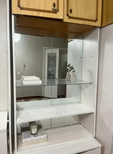 купить стеклянную витрину бу: Витрина/стеллаж с зеркальной задней стенкой. - Материал: корпус из — 1