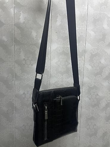 Сумка через плечо, черная, с тиснением под крокодила. - Форм-фактор