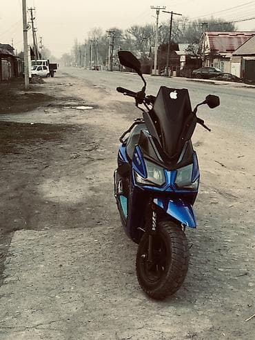 ручки на спринтер: Скутер/мопед спортивного стиля, с ярким синим пластиком и агрессивной — 2