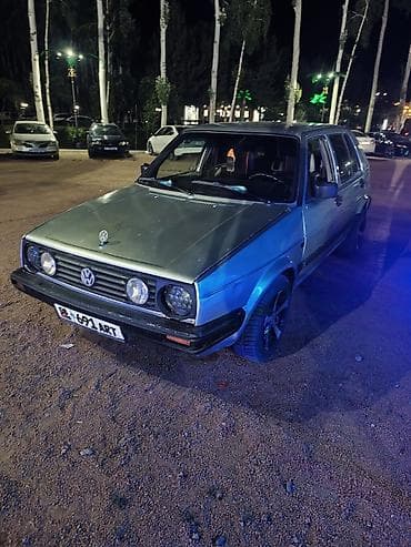 авто сатылат: Volkswagen Golf: 1988 г., 1.8 л, Кол менен иштөөчү, Бензин, Седан — 4