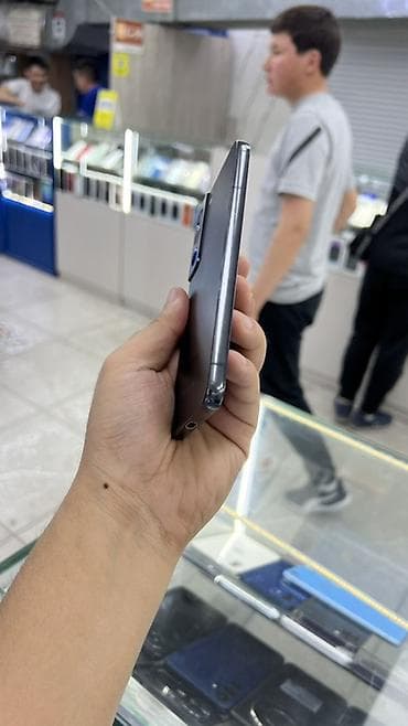 surface go 2: Samsung Galaxy S22, цвет - Черный — 4